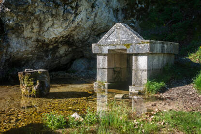 Sudačka stolica - Hercegovo vrelo Sudačka stolica i Hercegovo vrelo u mjestu Fojnica kod Gacka.