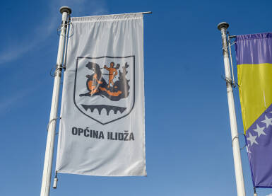 Zastava i grb općine / opštine Ilidža. Zastava i grb općine / opštine Ilidža ispred zgrade opštine.