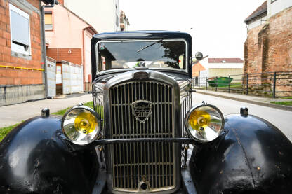 Old timer. Staro vozilo na ulici. Oldtimer parkiran na ulici.