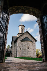 Manastir Liplje U podnožju planine Borja u ambijentu netaknute prirode, smješten je srednjevjekovni manastir Liplje koji datira iz 13. vijeka.