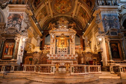 Oltar u crkvi u Rimu, Italija. Santa Maria in Aracoeli.