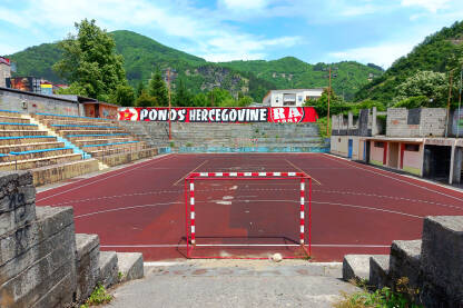 Gradski stadion malih sportova u Jablanici. Mural navijača fudbalskog kluba Velež na zidu stadiona.