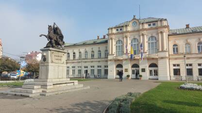 Zgrada Gradske uprave u Bijeljini i spomenik Kralja Petra I Karađorđevića