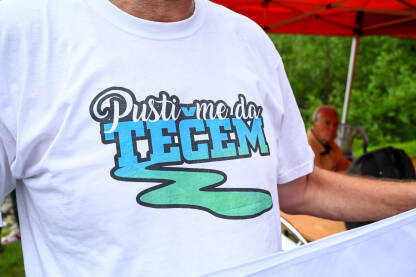 Pusti me da tečem, natpis na majici. Udruženja građana "Neretvica - Pusti me da tečem"!