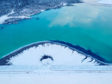 DJI_0573 Jalovište u industrijskom kompleksu. Jalovište u prirodi, snimak dronom iz zraka. Zagađenje okoliša. Onečišćenje zemljišta. Toksičan i nezdrav materijal.