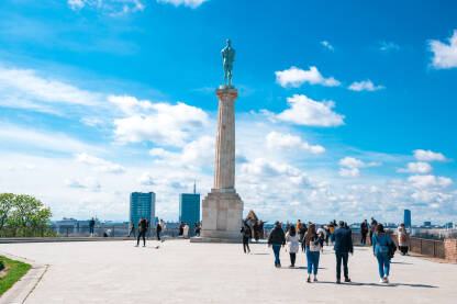 Kalemegdan i spomenik Pobednik Plato tvrđave na Kalemegdanu i statua Pobednik, najpopularnija turistička lokacija u Beogradu sa pogledom na Novi Beograd u daljini.