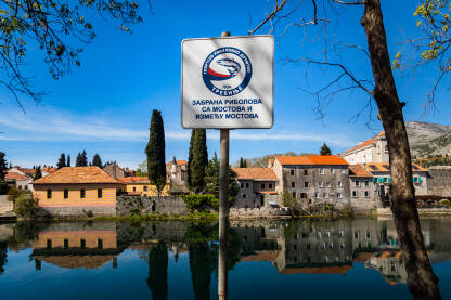 Znak za zabranu ribolova, Trebinje Znak za zabranu ribolova izbeđu mostova na Trebišnjici.