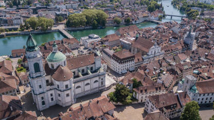 Panorama Solothurn, Svajcarska Panorama i Katedrala Sv. Ursusa u Solothurnu, Švajcarska. Fotografisano dronom