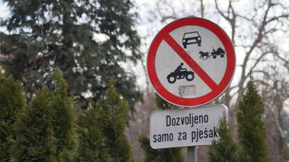 Pješaci Saobraćajni znak dozvoljeno samo pješacima.