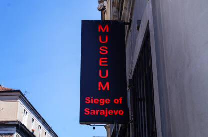 Tabla sa nazivom na ulazu u muzej opsade Sarajeva.