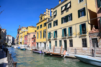 Venecija, Italija. Popularna turistička destinacija. Venecija, Italija: Historijske građevine uz riječni kanal. Popularna turistička destinacija.
