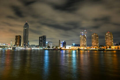 Rotterdam, Nizozemska Rotterdam, Nizozemska. Panoramski noćni snimci.
Neboderi i svjetla na zgradama u gradu. Roterdam je po broju stanovnika drugi najveći grad u Holandiji i najveća je Evropska luka.