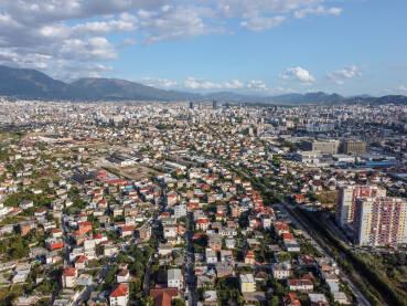 DJI_0428 Tirana, glavni grad Albanije. Zgrade, ulice i stambene kuće. Panoramski snimak dronom grada Tirane.