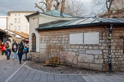 Česme pokraj Gazi-Husrev begove džamije, Sarajevo Stare česma iz kojih neprekidno teče voda jedan su od simbola grada.
Sarajevska česma nalazi se u srcu Baščaršije, u kamenom zidu harema Gazi Husrev-begove džamije.