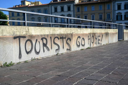 Grafit u gradu: Turisti idite kućama. Firenca, Italija: Grafit u gradu: Turisti idite kućama. Tourists go home.
