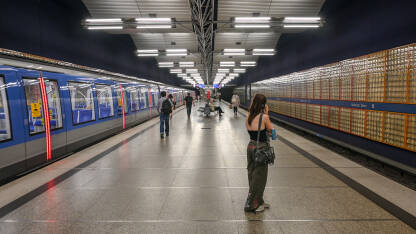 Putnici čekaju voz na stanici podzemne željeznice. Minhen, Njemačka: Putnici čekaju voz na stanici podzemne željeznice. S bahn u Njemačkoj. Prijevoz. Podzemna željeznica. Metro.