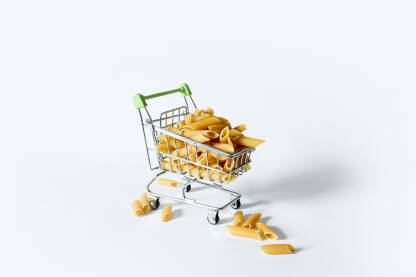 Makaroni u potrosackoj korpi makaroni u kupovini, potrosacka korpa