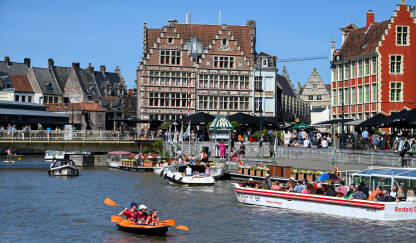 Gent, Belgija: Historijske građevine i ljudi u centru grada. Gent, Belgija: Historijske građevine i ljudi u centru grada.