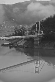 Viseći most preko jablaničkog jezera. Crno-bijela fotografija.