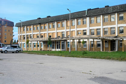 Zgrada Doma zdravlja u Glamoču. Zgrada Doma zdravlja u Glamoču u izuzetno lošem stanju.