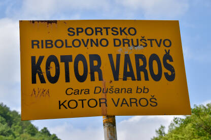 Kotor Varoš Tabla sa natpisom Sportsko ribolovno društvo Kotor Varoš. Republika Srpska, Bosna i Hercegovina.