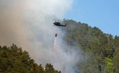 Helikopter Oružanih snaga BiH Helikopteri OS BiH u akciji gašenja šumskog požara.