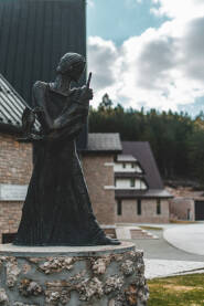 Kip Statua, kip ispred crkve u Masnoj Luci