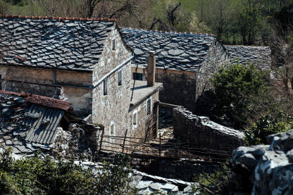Selo Uvjeća kod Trebinja. Selo je prepoznatljivo po autentičnoj hercegovačkoj arhitekturi iz 19. vijeka