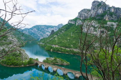 Most u Grabovici Željeznički most u grabovičkom jezeru između planina, prenj i čvrsnice