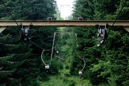 Napušteni stari ski lift na Jahorini