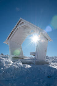 Sunčevi zraci kroz kućicu za odmor na planini.