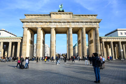 Brandenburška kapija, Berlin Berlin, Njemačka. Grupa turista ispred Brandenburške kapije.