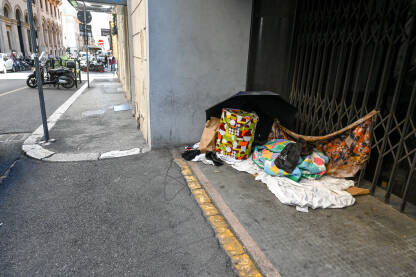 Mjesto gdje beskućnici spavaju na ulici. Beskućništvo. Rim, Italija: Mjesto gdje beskućnici spavaju na ulici. Deke i stvari beskućnika na ulici u gradu.
