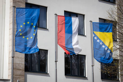Zastave Evropske unije, Republike Srpske i Bosne i Hercegovine na jarbolima.
