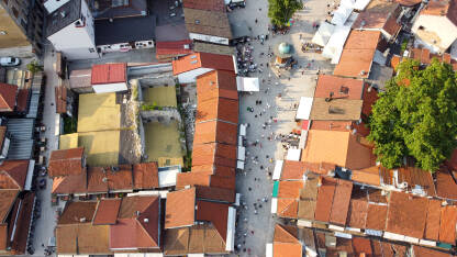 Sarajevo, Baščaršija, snimak dronom Sarajevo, Bosna i Hercegovina: Snimak dronom na Baščaršiju. Zgrade, ulice i kuće u centru grada.