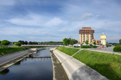 Vukovar, Hrvatska Vukovar, Hrvatska. Rijeka Vuka, stari vodotoranj i zgrada u centru grada.