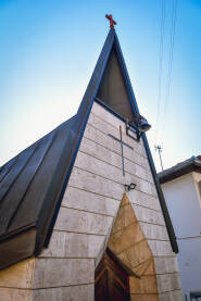 Rimokatolička kapela sv. Marije, filijalna kapela župe Srca Isusova, koja je izgrađena na temeljima drevnog franjevačkog samostana i crkve.