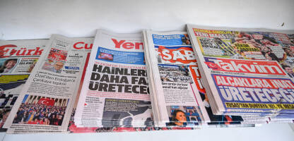 Ankara, Turska: Dnevne i sedmične novine na policama na trafci.  Mediji u Turskoj.