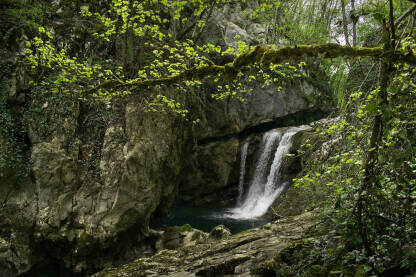 Slap na planinskoj rijeci Švrakava, Banjaluka. Rijeka teče pored stijene. Netaknuta priroda.