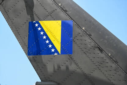 Zastava Bosne i Hercegovine na repu helikoptera Oružanih snaga BiH. Zastava Bosne i Hercegovine na repu helikoptera Oružanih snaga BiH.