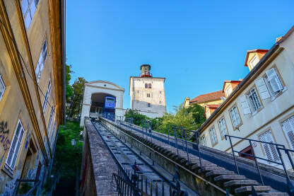 Zagreb, Hrvatska: Kula Lotrščak i zagrebačka uspinjača.