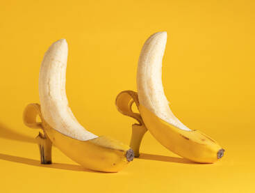 Dvije banane Dvije banane poziraju na žutoj podlozi. Žene, ženski, ženska obuća, cipela, cipele, koncept.