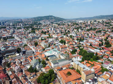 Sarajevo, Bosna i Hercegovina, panoramski snimak grada. Snimak dronom glavnog grada Bosne i Hercegovine. Zgrade u starom gradu.