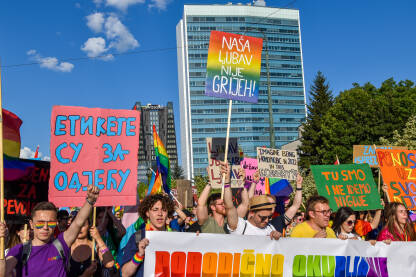 Povorka ponosa ispred Parlamenta BiH Povorka ponosa 2022, Sarajevo, Bosna i Hercegovina. Učesnici šetaju i traže jednaka prava za članove LGBTIQ zajednice.