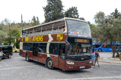 Atina, Grčka: turistički autobus. Autobus s otvorenim krovom na sprat u gradu. Popularna turistička usluga koja omogućava posjetiocima da istraže glavne znamenitosti i atrakcije.