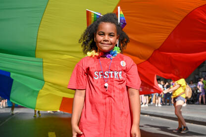 Djevojčica sa LGBT zastavom. LGBTIQ. Povorka ponosa, Sarajevo, BiH.