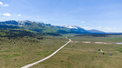 Blidinje i planina Čvrsnica Park prirode Blidinje. Blidinje i planina Čvrsnica, Bosna i Hercegovina. Snimak dronom.