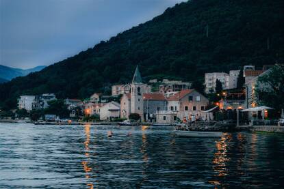 Tivat, Crna Gora Ljetovanje u malom gradu Tivtu. Ono najzanimljivije u ovom malom gradu pored, modernog resorta Porto Montengro, je i pomorski muzej koji ima izložene dvije prave jugoslovenske podmornice.