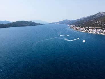 DJI_0701a Neum, Bosna i Hercegovina. Jadransko more i obala, snimak dronom. Turistička ljetna sezona.