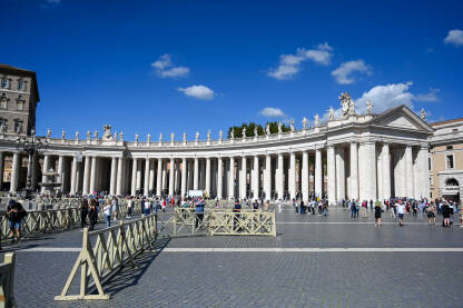 Vatikan: Ljudi na Trgu svetog Petra. Bazilika svetog Petra.